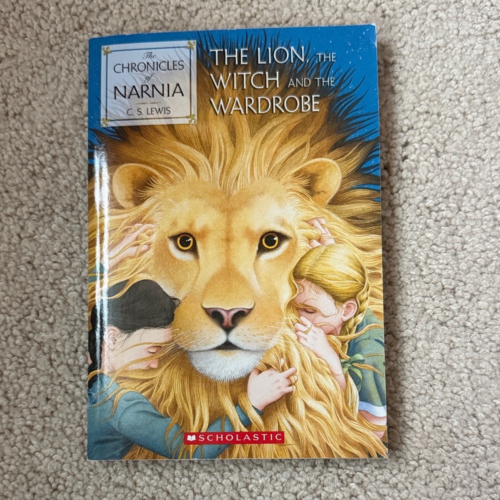 Scholastic Blue & Gold Lion Cover — The Lion, the Witch and the Wardrobe